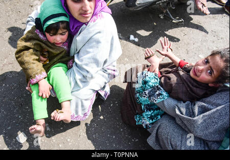 Cachemiris prendre Leech traitement sur les rives du lac Dal Srinagar, Cachemire indien le 21 mars 2019. Mar 21, 2019. Le traitement traditionnel est organisée chaque année le jour de Nauroz (Jour de l'An iranien). Les guérisseurs utilisent les sangsues de sucer le sang impur des patients qui ont une peau, le froid ou le gel des maladies. Credit : Muzamil Mattoo/IMAGESLIVE/ZUMA/Alamy Fil Live News Banque D'Images