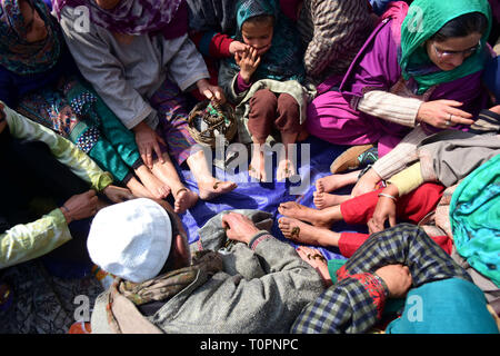 Cachemiris prendre Leech traitement sur les rives du lac Dal Srinagar, Cachemire indien le 21 mars 2019. Mar 21, 2019. Le traitement traditionnel est organisée chaque année le jour de Nauroz (Jour de l'An iranien). Les guérisseurs utilisent les sangsues de sucer le sang impur des patients qui ont une peau, le froid ou le gel des maladies. Credit : Muzamil Mattoo/IMAGESLIVE/ZUMA/Alamy Fil Live News Banque D'Images