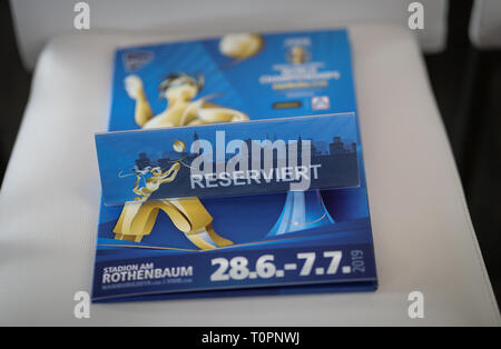 Hambourg, Allemagne. 18 Mar, 2019. Un signe réservé est allongé sur une chaise à une conférence de presse pour le beach-volley Championnats du monde à Hambourg. Crédit : Christian Charisius/dpa/Alamy Live News Banque D'Images