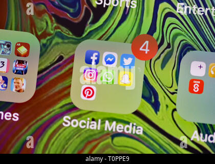Stock photo de Facebook, Messenger, Twitter, Instagram, WhatsApp, Snapchat et Pinterest, social média app icônes sur un téléphone intelligent. Banque D'Images