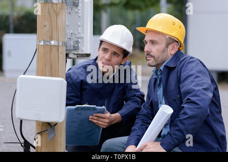 Avec client technicien en montrant ce qu'est en cours de correction Banque D'Images