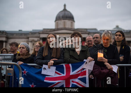 Personnes participent à une veillée à Trafalgar Square, Londres, pour honorer les victimes de la Nouvelle Zélande fusillades, assisté par TurnToLove # , les fois Forum, et les bénévoles de la Nouvelle Zélande, musulman, multi-religieux, les femmes et les jeunes des communautés. Banque D'Images