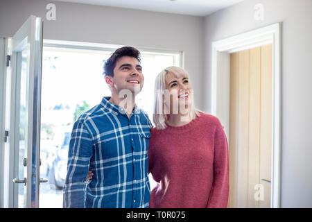 Jeune couple Recherche maison à louer ou acheter des Banque D'Images