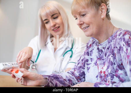 Infirmière à discuter avec des médicaments du patient Senior Woman Banque D'Images
