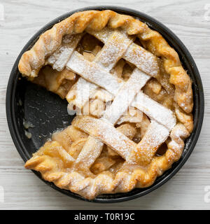 Vue de dessus, la tarte aux pommes sur la surface en bois blanc. Mise à plat, les frais généraux, d'en haut. Close-up. Banque D'Images