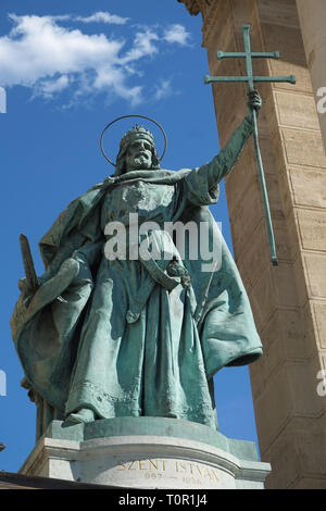 Place des Héros de la statue de Saint Stephen JE Colonnades Budapest Hongrie Banque D'Images