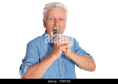 Man singing into microphone sur fond blanc Banque D'Images