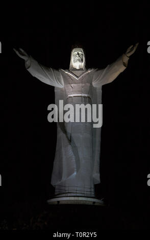 Un grand, allégé, statue de Jésus Christ le Roi, Krakow, Pologne. Banque D'Images