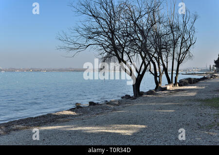 La mélancolie, promenade sur les rives du lac Lac de Garde Italie Banque D'Images