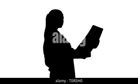 Silhouette femme intellectuelle du personnel soignant avec labcoat blanc, à la recherche de x-ray image radiographique, scanner, IRM. Banque D'Images