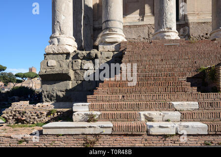 Brique & marches en marbre du Temple d'Antonius et Faustine 141AD, plus tard converti à l'église de San Lornza à Miranda, sur la Via Sacra Forum Romain Rome Italie Banque D'Images