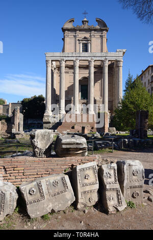 Temple d'Antonius et Faustine 141AD, plus tard converti à l'église de San Lornza à Miranda, sur la voie romaine Via Sacra dans le Forum Romain Rome Italie Banque D'Images