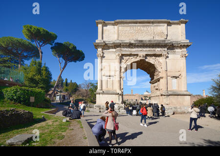 Les touristes autour de l'Arc de Triomphe de Titus cAD82 sur la Via Sacra Voie Romaine, Forum Romain, Rome Italie. Célèbre la victoire de Rome sur Jérusalem 70AD Banque D'Images
