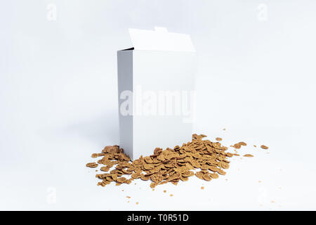 Générique blanc boîte de céréales, studio shot. Forfait petit déjeuner instantané carton blanc sur fond blanc Banque D'Images