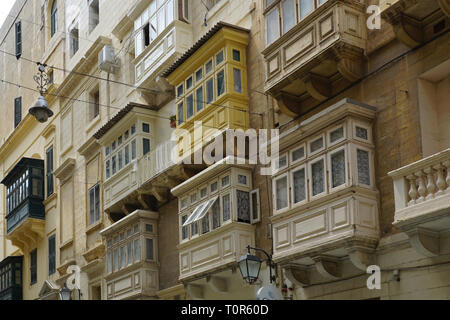 Balcons colorés typiques de Malte / La Valette Banque D'Images