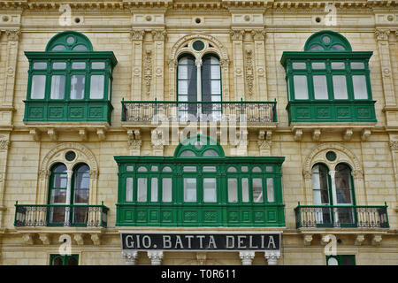 Balcons colorés typiques de Malte / La Valette Banque D'Images