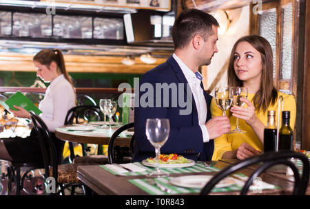 Quel beau couple est coin ensemble dans un restaurant de luxe. Banque D'Images