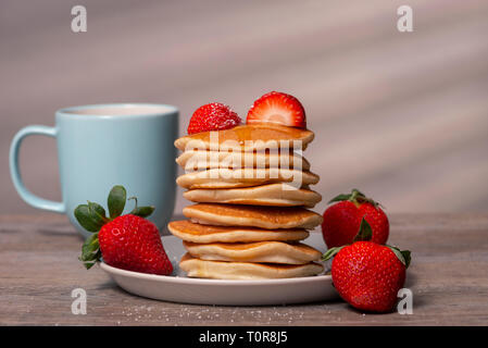 Pile de crêpes aux fraises Banque D'Images