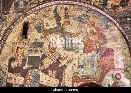 Photo & image de Vardzia cave médiévale Église de la Dormition de la Reine à l'intérieur peintures secco & Tamar Giorgi III, partie de la cité troglodytique et monas Banque D'Images