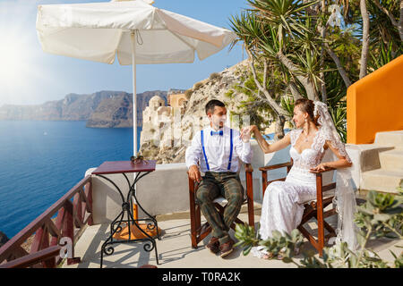 Mariage, le marié embrasse la main de la mariée sur l'arrière-plan de la mer paysage Banque D'Images