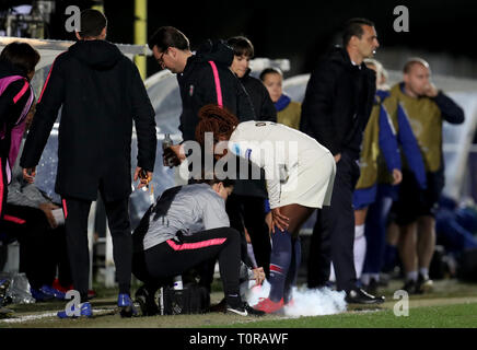 Paris Saint-Germain féministe Aminata Diallo reçoit le traitement sur la ligne de côté au cours de l'UEFA Women's Champions League premier match de quart de finale de la jambe à la Cherry Red Records Stadium, Londres. Banque D'Images