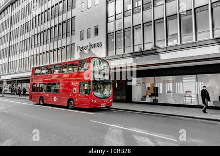 Un bus à impériale n° 319 London sur Kings Road à un arrêt de bus devant le grand magasin Peter Jones à Sloane Square, Londres, Royaume-Uni Banque D'Images