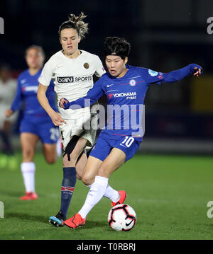 Chelsea féministe So-Yun Ji en action avec Paris Saint-Germain féministe Irene Paredes au cours de l'UEFA Women's Champions League premier match de quart de finale de la jambe à la Cherry Red Records Stadium, Londres. Banque D'Images