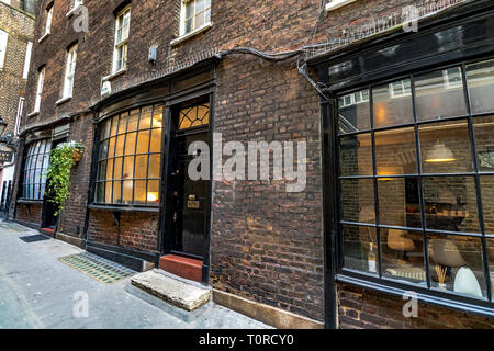 Bow fronted maisons dans Goodwin's court, une ruelle étroite qui relie St. Martin's Lane et Bedfordbury dans le West End de Londres, Londres, Royaume-Uni Banque D'Images