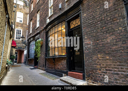 Bow fronted maisons dans Goodwin's court, une ruelle étroite qui relie St. Martin's Lane et Bedfordbury dans le West End de Londres, Londres, Royaume-Uni Banque D'Images