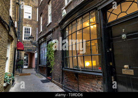 Bow fronted maisons dans Goodwin's court, une ruelle étroite qui relie St. Martin's Lane et Bedfordbury dans le West End de Londres, Londres, Royaume-Uni Banque D'Images