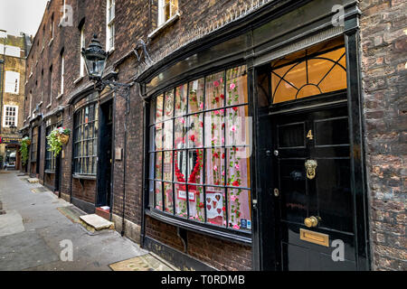 Bow fronted maisons dans Goodwin's court, une ruelle étroite qui relie St. Martin's Lane et Bedfordbury dans le West End de Londres, Londres, Royaume-Uni Banque D'Images