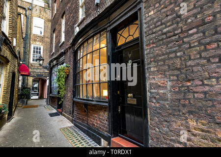 Bow fronted maisons dans Goodwin's court, une ruelle étroite qui relie St. Martin's Lane et Bedfordbury dans le West End de Londres, Londres, Royaume-Uni Banque D'Images