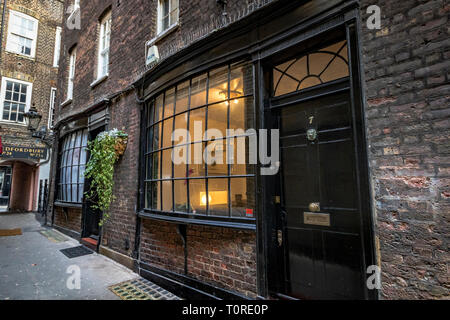 Bow fronted maisons dans Goodwin's court, une ruelle étroite qui relie St. Martin's Lane et Bedfordbury dans le West End de Londres, Londres, Royaume-Uni Banque D'Images