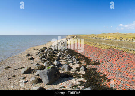 Digue solide aux Pays-Bas, Blocs et briques utilisées pour la protection de l'orteil Banque D'Images