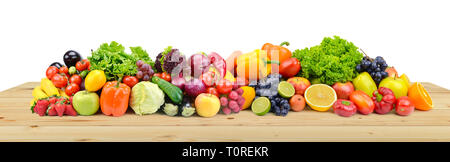 Les légumes et fruits sur planches de table en bois isolé sur fond blanc. Banque D'Images