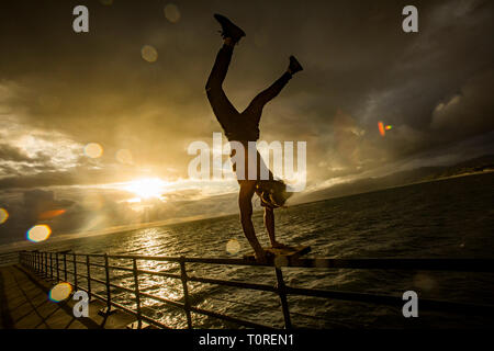 Stuntman /athlète Kane Serafin à l'embarcadère, Santa Monica, Los Angeles, Californie, USA Banque D'Images