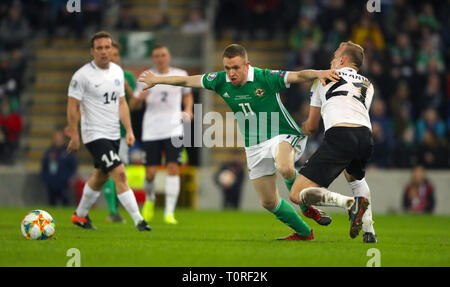 L'Irlande du Nord Shane Ferguson (à gauche) et l'Estonie's Nikita Baranov bataille pour la balle durant l'UEFA Euro 2020 match de qualification du groupe C, à Windsor Park, Belfast. Banque D'Images