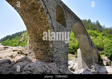 La Bulgarie, pont du diable. Vieux pont de pierre sur la rivière Arda, Rhodopes Banque D'Images