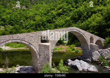 La Bulgarie, pont du diable. Vieux pont de pierre sur la rivière Arda, Rhodopes Banque D'Images