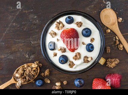 Portion de yogourt blanc frais de framboise, de bleuet et de Muesli Banque D'Images