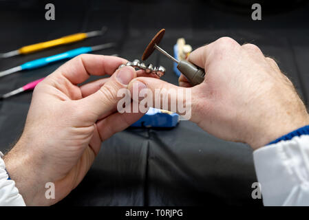 Technicien dentaire dentiste ou le broyage de la mâchoire pendant la production. Banque D'Images