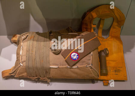 Un T-5 et de parachutistes américains B-4 gilet de sauvetage et TL-122C lampe sur l'affichage au Mémorial de Caen (Mémorial de Caen), Normandie, France. Banque D'Images