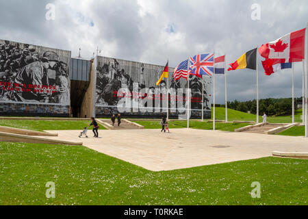 Drapeaux au vent à l'extérieur du Mémorial de Caen (Mémorial de Caen), Normandie, France. Banque D'Images