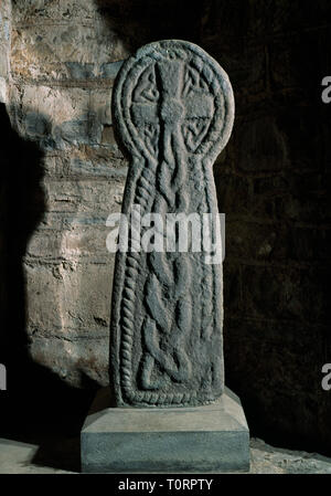 L'église, Carmarthenshire Carmarthen, pays de Galles, Royaume-Uni : un C à tête ronde 10e cross-dalle trouvés dans le cimetière et placé dans le mur E du transept sud. Banque D'Images