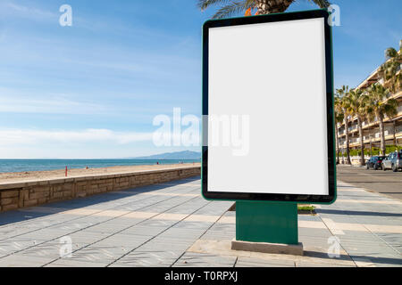 Blank billboard des maquettes à côté de la plage Banque D'Images