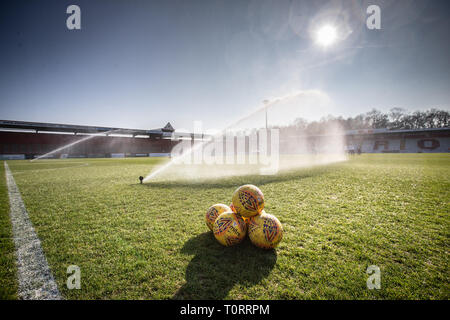 Casiers pulvériser de l'eau sur un terrain de football avant de jeu. Banque D'Images