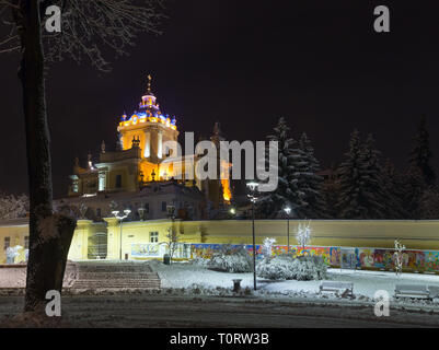 LVIV, UKRAINE - le 10 décembre 2017 : nuit illuminée d'hiver paysage urbain. Cathédrale de Saint George (construire en 1746-1762, conçu par l'architecte Bernard Meretyn Banque D'Images