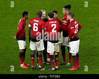 Action Football Martin Atkinson arbitre entouré par United football Manchester United Wolverhampton Wanderers v 2019 Banque D'Images