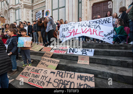 Florence, Italie - 2019, 15 mars : Les gens foule les rues de la ville pendant la grève du climat mondial pour l'événement futur. Banque D'Images