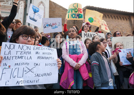 Florence, Italie - 2019, 15 mars : Les gens foule les rues de la ville pendant la grève du climat mondial pour l'événement futur. Banque D'Images